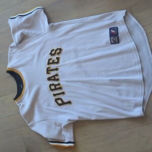 Authentic Roberto Clemente size XL. Rare find!